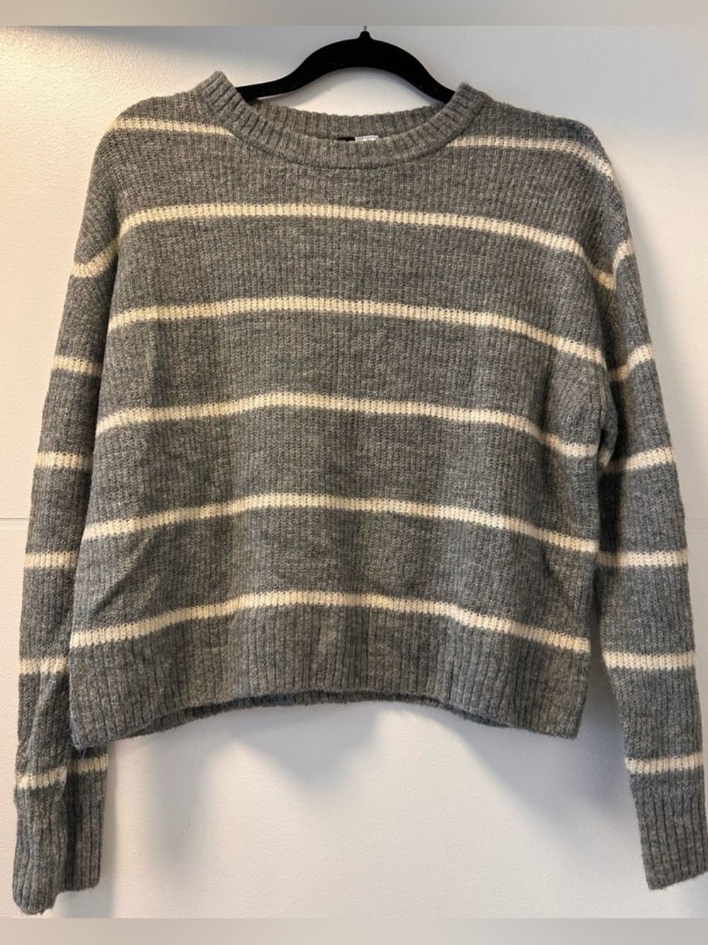🩵 H&M Grey & Cream Striped Knit Sweater | Cozy Soft Crewneck | Size Small